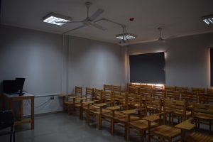 قاعات تدريس مزودة بداتا شو